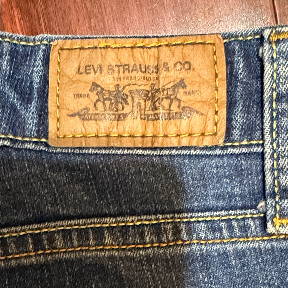 Levi's Classic Indigo Jeans - Picture 2 of 6